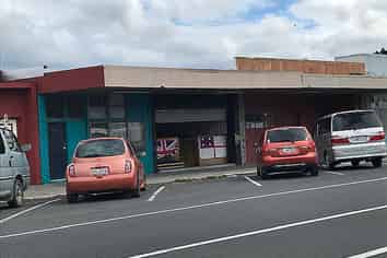 Commercial Building with Great Exposure