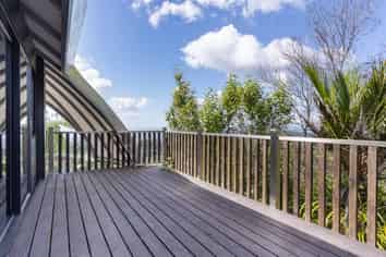 442 Scenic Drive, Waiatarua