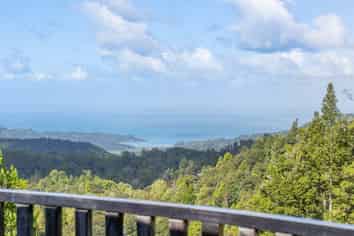 442 Scenic Drive, Waiatarua