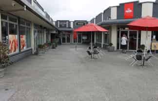 Retail Outlet - Right Location!!