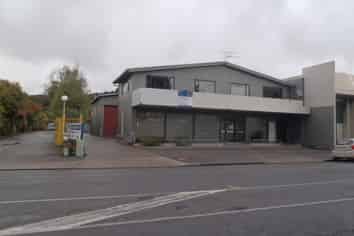 Very practical showroom/office and warehouse in Up