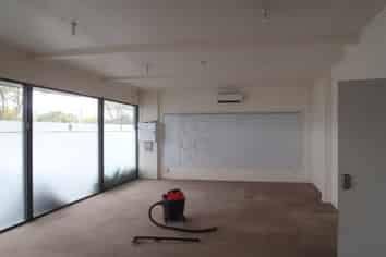 Very practical showroom/office and warehouse in Up