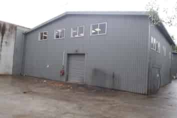 Very practical showroom/office and warehouse in Up