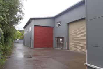 Very practical showroom/office and warehouse in Up