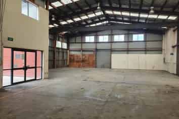 Very practical showroom/office and warehouse in Up