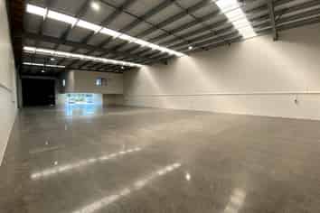 500sqm high stud warehouse with retail and office