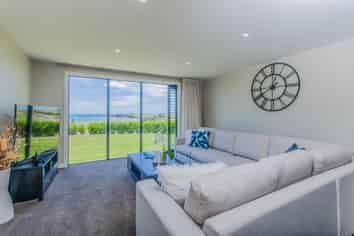 5 Hurihuri Road, Okura