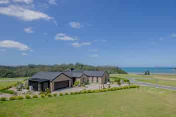 5 Hurihuri Road, Okura