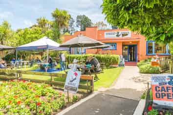 Thriving cafe with location, location, location!
