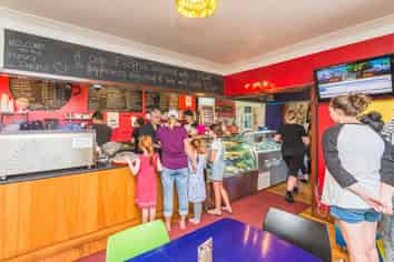 Thriving cafe with location, location, location!
