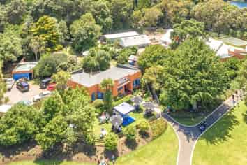 Thriving cafe with location, location, location!
