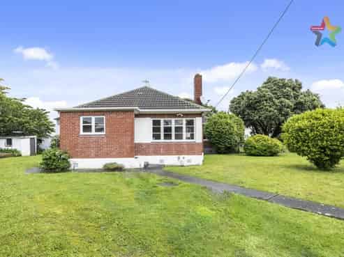 70 Hall Crescent, Epuni