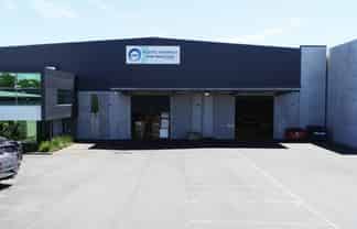 Modern and functional office warehouse