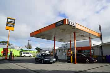 Service Station - Popular Brand/High Cash Surplus