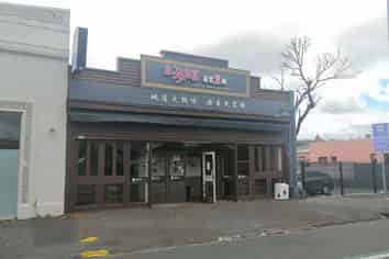 EXCELLENT LOCATION - RESTAURANTEURS WANTED