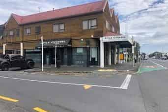 High profile retail with easy customer parking