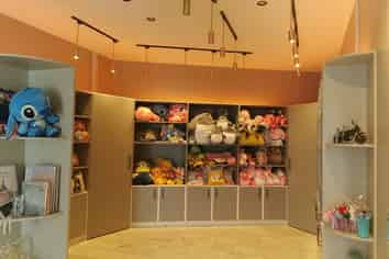 Queen Street retail below Sheraton Four Points