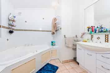 13 McEldowney Road, Titirangi