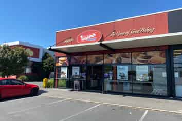 TOP REDWOODS LOCATION – PROMINENT FOOD HUB CORNER