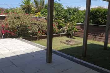 111 East Coast Road, Castor Bay