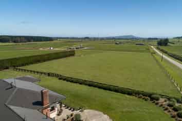 329 Bridge Inn Road, Roslyn Bush