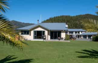 1594 Queen Charlotte Drive, 