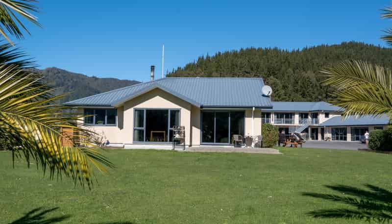 1594 Queen Charlotte Drive, 