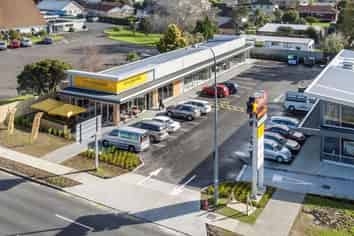 BUSY RETAIL ON PAKURANGA ROAD