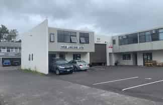 299 sqm warehouse in Wairau Valley