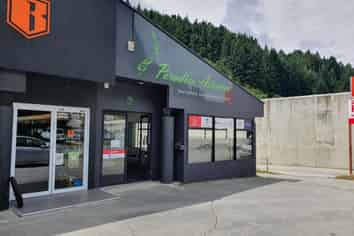 High visibility retail/showroom - close to town