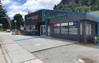 High visibility retail/showroom - close to town