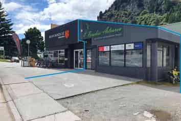 High visibility retail/showroom - close to town