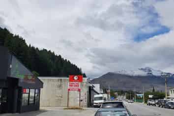 High visibility retail/showroom - close to town