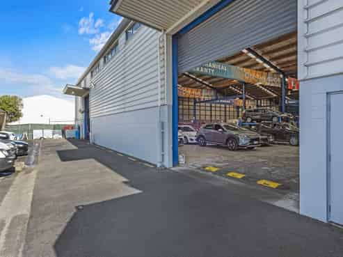 Standalone, Showroom Quality