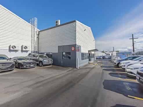 Standalone, Showroom Quality