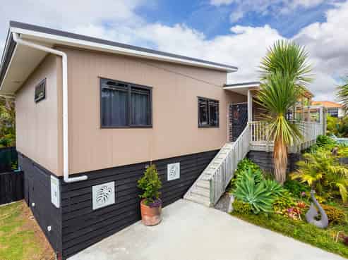 2 Whaka Street, Maungaturoto