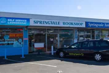 Great retail space in bustling shopping centre