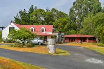 Restaurant, cellar door, function centre