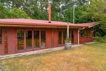 Restaurant, cellar door, function centre