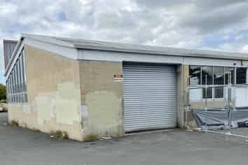 Industrial and showroom in central Kamo