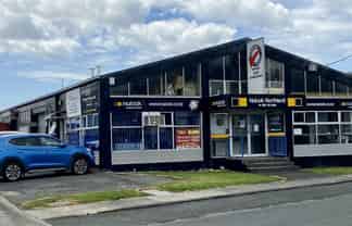 Industrial and showroom in central Kamo