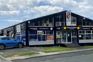 Industrial and showroom in central Kamo