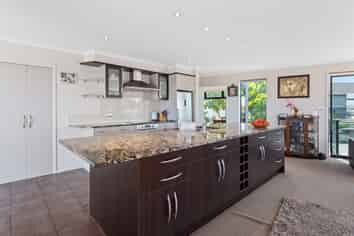 5 Paradise Point Place, One Tree Point