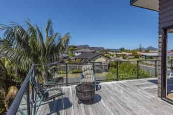 5 Paradise Point Place, One Tree Point