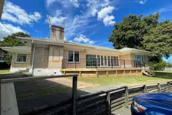 Stand-alone house available for commercial lease 