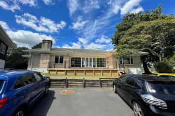 Stand-alone house available for commercial lease 