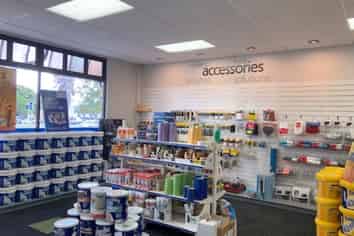 Retail/showroom on busy road - good exposure