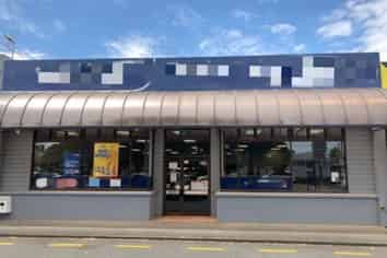 Retail/showroom on busy road - good exposure