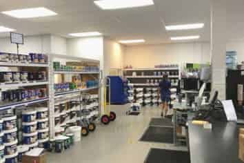 Retail/showroom on busy road - good exposure