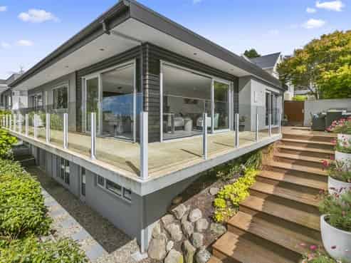 10 Garfield Avenue, Roslyn